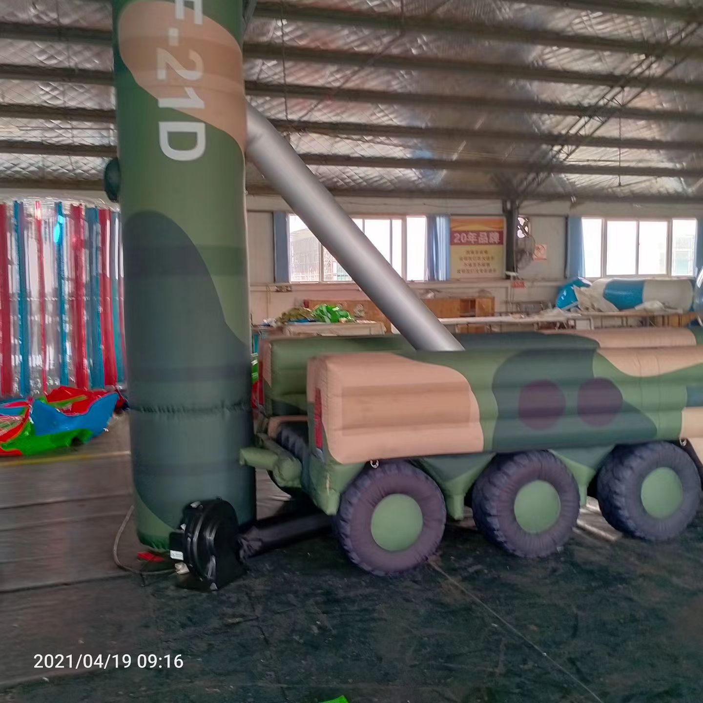 双桥军事演习中的充气目标车辆：模拟发射车雷达车坦克飞机